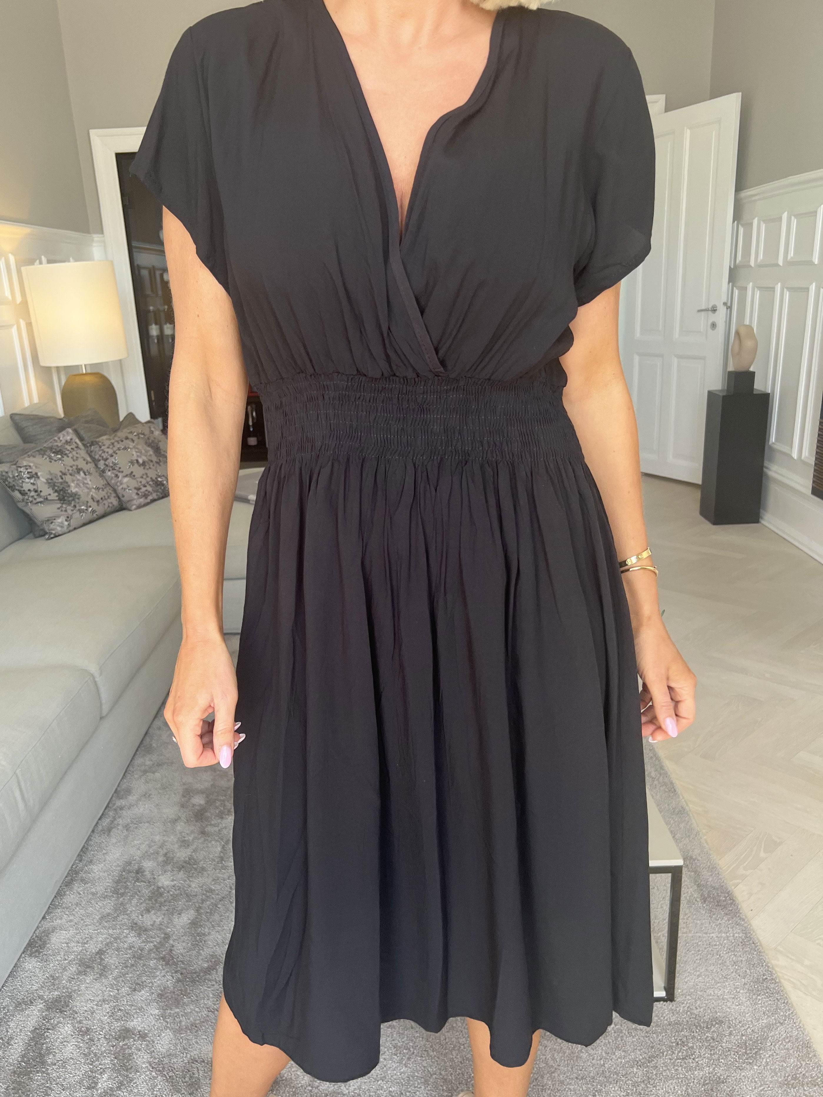 Misha Short - Sød plain kjole i viskose med smock under brystet